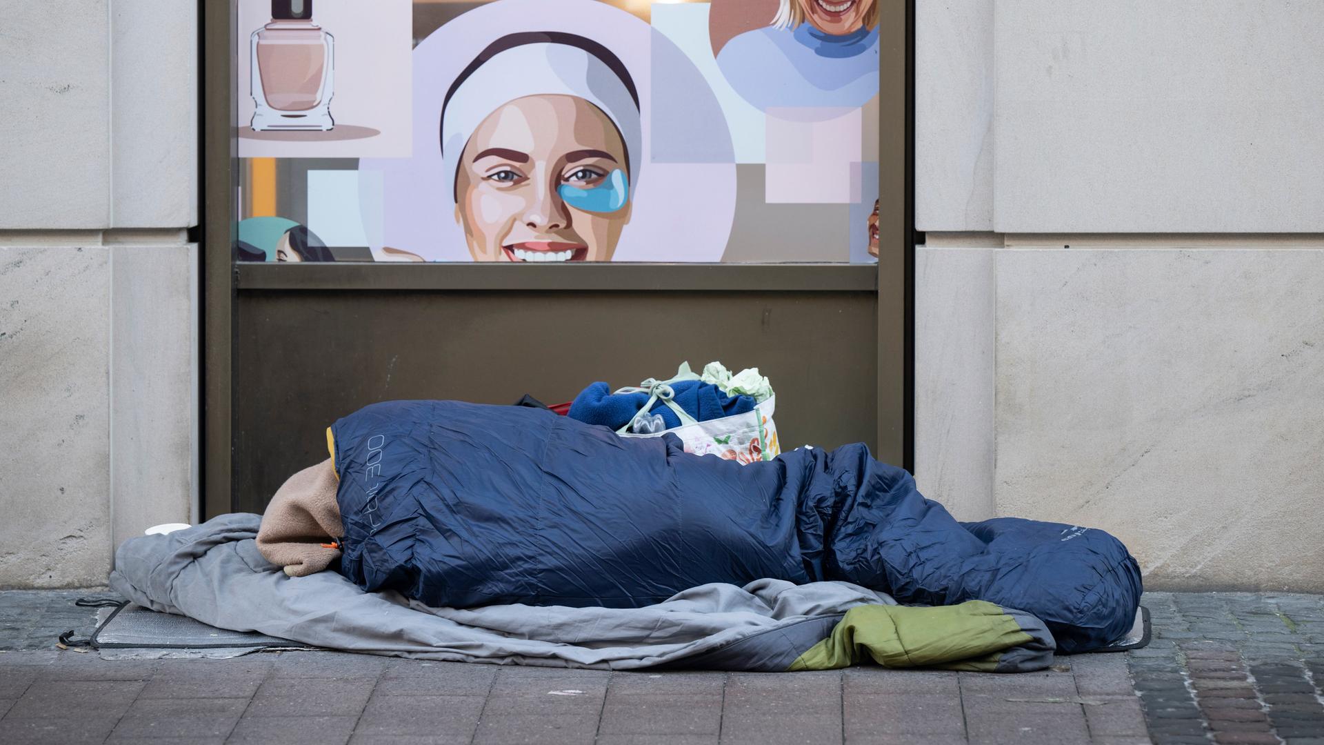 Ein Obdachloser schläft auf seinem Lager im Frankfurter Bahnhofsviertel. Die anhaltenden Minusgrade werden für Obdachlose immer mehr zu einer gesundheitlichen Gefahr. Ein Obdachloser schläft auf seinem Lager im Frankfurter Bahnhofsviertel. Die anhaltenden Minusgrade werden für Obdachlose immer mehr zu einer gesundheitlichen Gefahr.