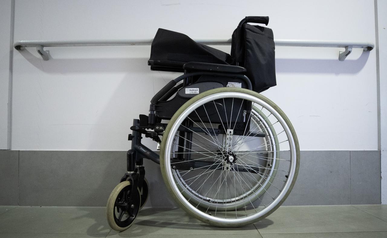 Ein Rollstuhl steht in einem Flur 