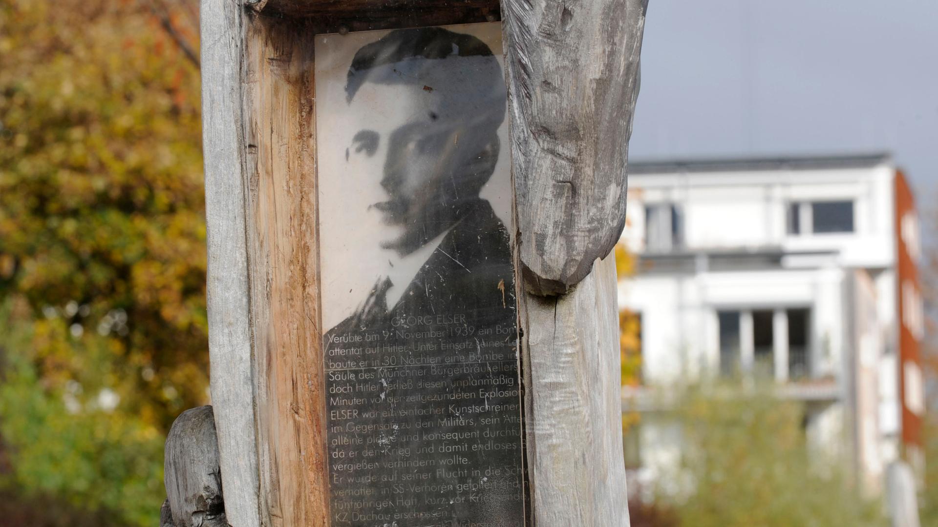 Eine Stele in Freiburg erinnert an Johann Georg Elser. Viele hatten lange nicht geglaubt, dass ein einfacher Handwerker wie er fähig gewesen sein soll, das Attentat zu planen, sagt der Historiker Wolfgang Benz. Eine Stele in Freiburg erinnert an Johann Georg Elser. Viele hatten lange nicht geglaubt, dass ein einfacher Handwerker wie er fähig gewesen sein soll, das Attentat zu planen, sagt der Historiker Wolfgang Benz.