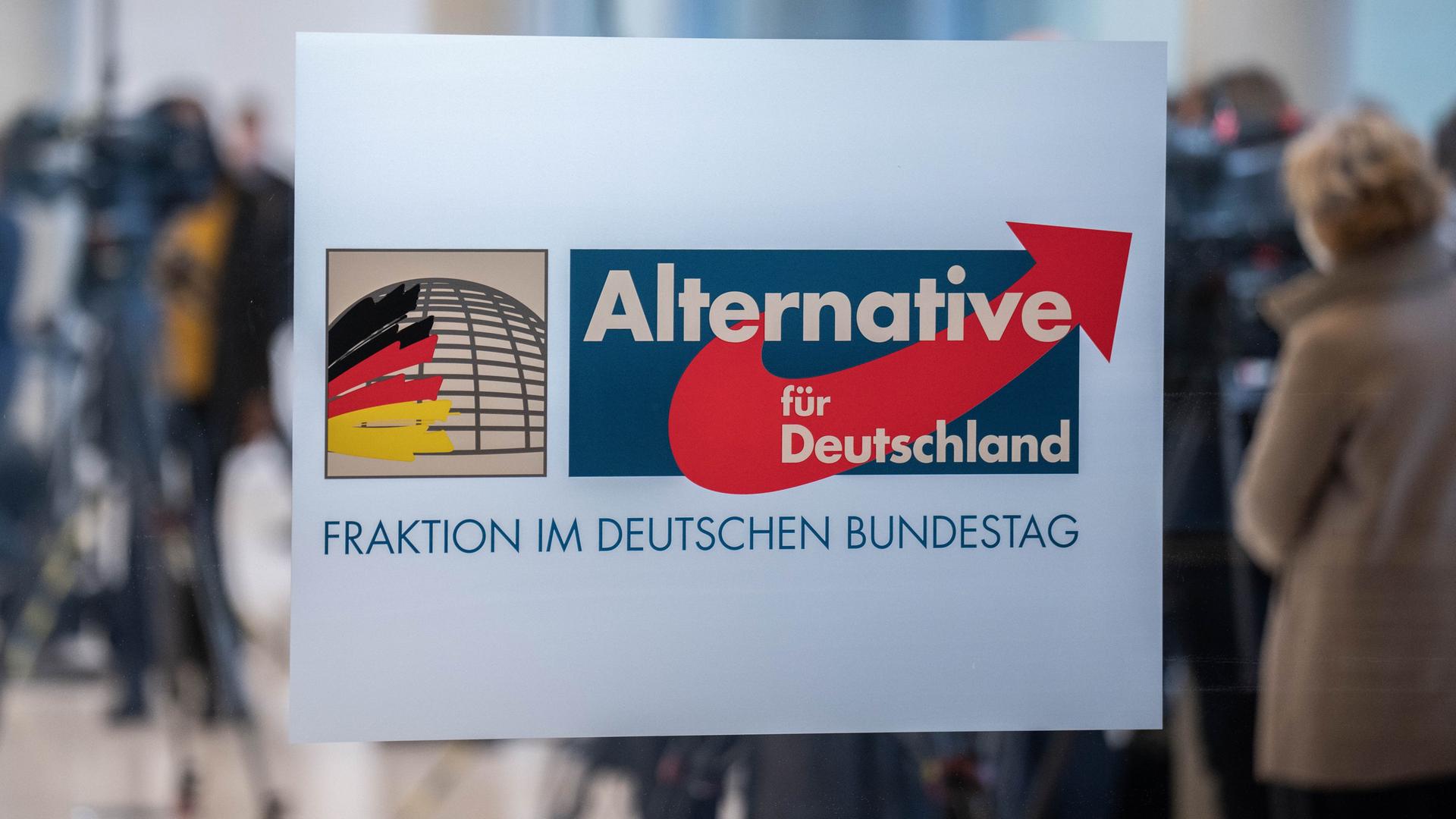 Das Logo der AfD Bundestagsfraktion, aufgenommen vor einer Fraktionssitzung der AfD im Reichstagsgebäude in Berlin. Das Logo der AfD Bundestagsfraktion, aufgenommen vor einer Fraktionssitzung der AfD im Reichstagsgebäude in Berlin.