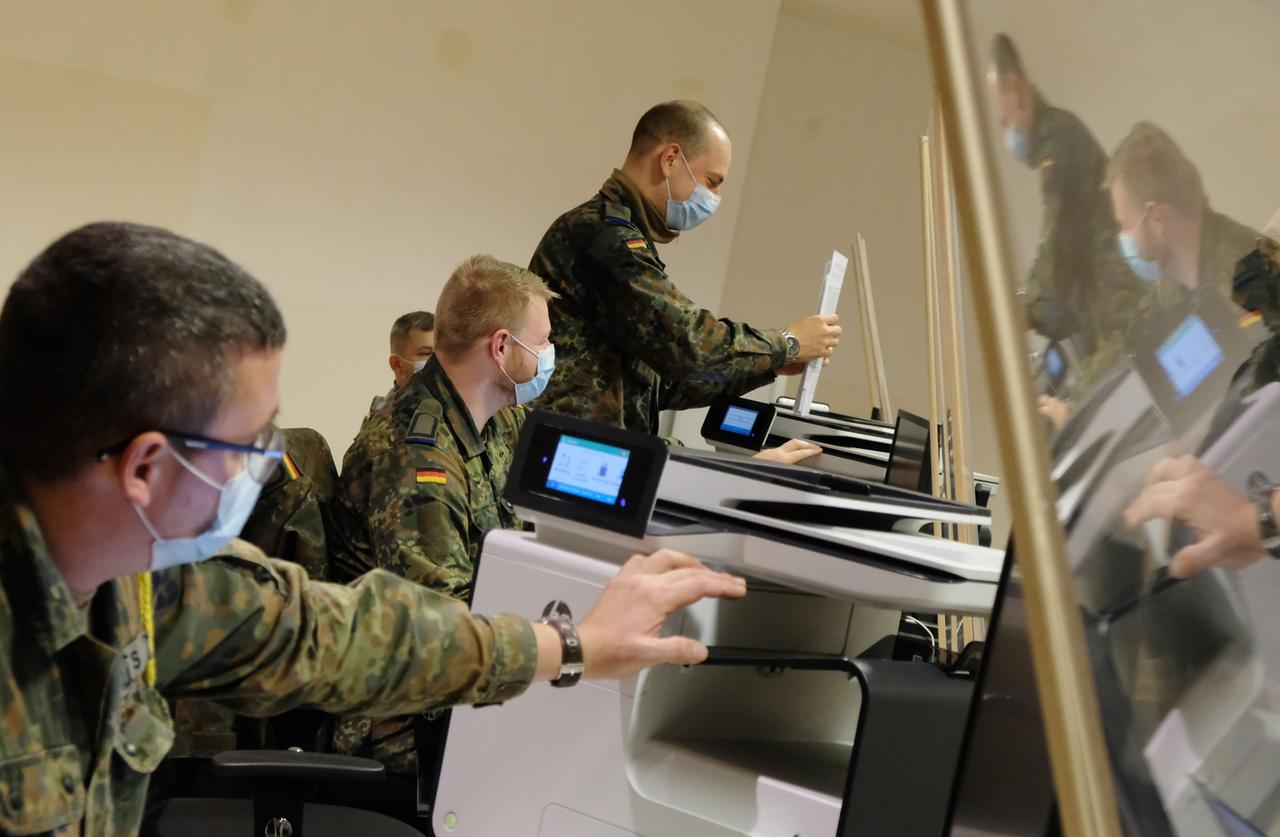 Bundeswehrsoldaten arbeiten in einem Impfzentrum in Dessau-Roßlau, Sachsen-Anhalt (Archivbild). Bundeswehrsoldaten arbeiten in einem Impfzentrum in Dessau-Roßlau, Sachsen-Anhalt (Archivbild).
