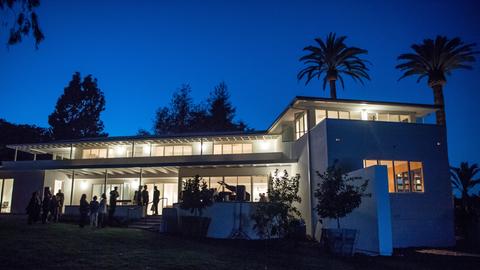 Thomas Mann Haus 2018 in Los Angeles. Ein zweistöckiges Haus in der Abenddämmerung. Drum herum Pflanzen und Palmen.