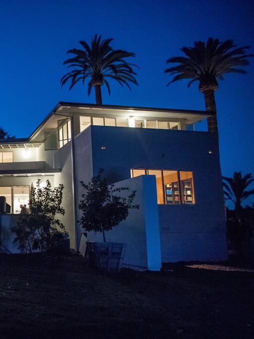 Thomas Mann Haus 2018 in Los Angeles. Ein zweistöckiges Haus in der Abenddämmerung. Drum herum Pflanzen und Palmen.
