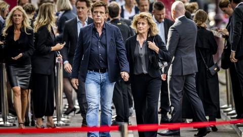 John de Mol kommt mit seiner Frau am Royal Theatre in Amsterdam an.