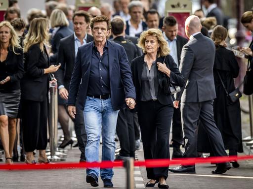 John de Mol kommt mit seiner Frau am Royal Theatre in Amsterdam an
