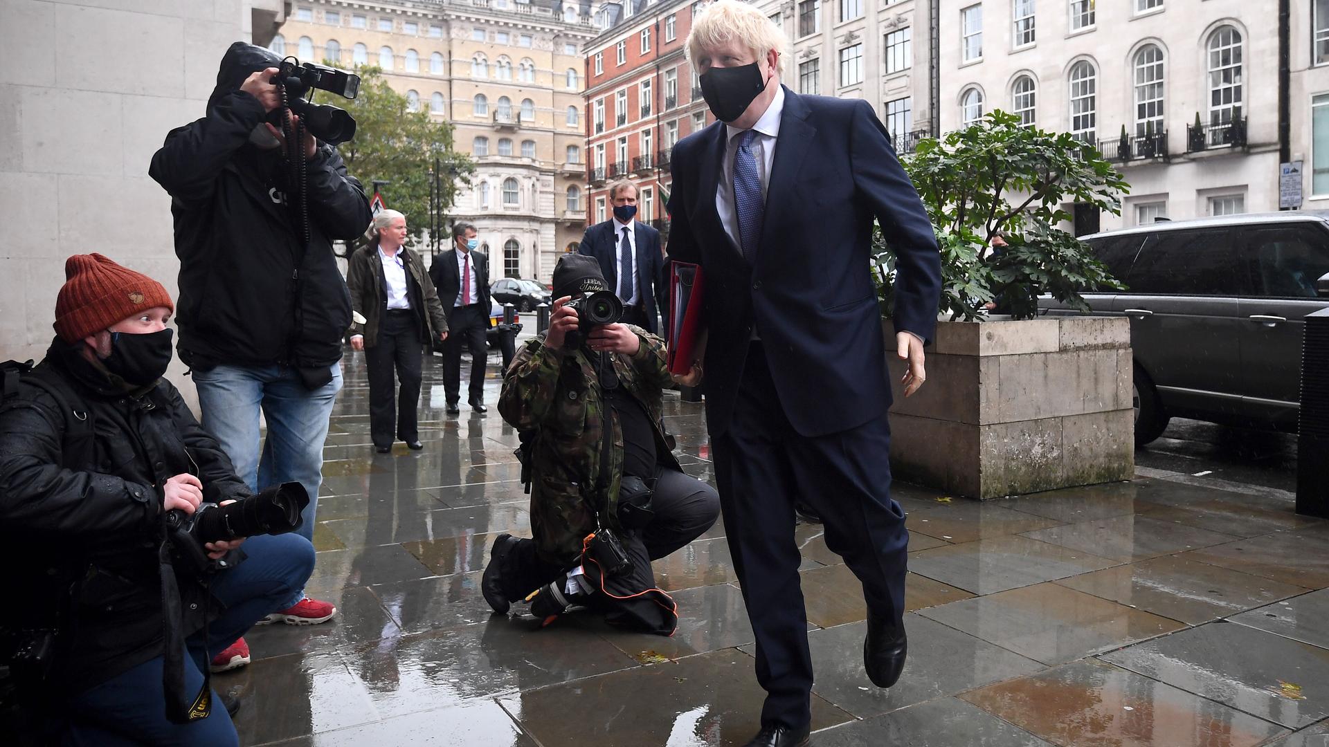 Der britische Premierminister Boris Johnson geht ins BBC-Funkhaus in London, umringt von Fotografen. Der britische Premierminister Boris Johnson geht ins BBC-Funkhaus in London, umringt von Fotografen.