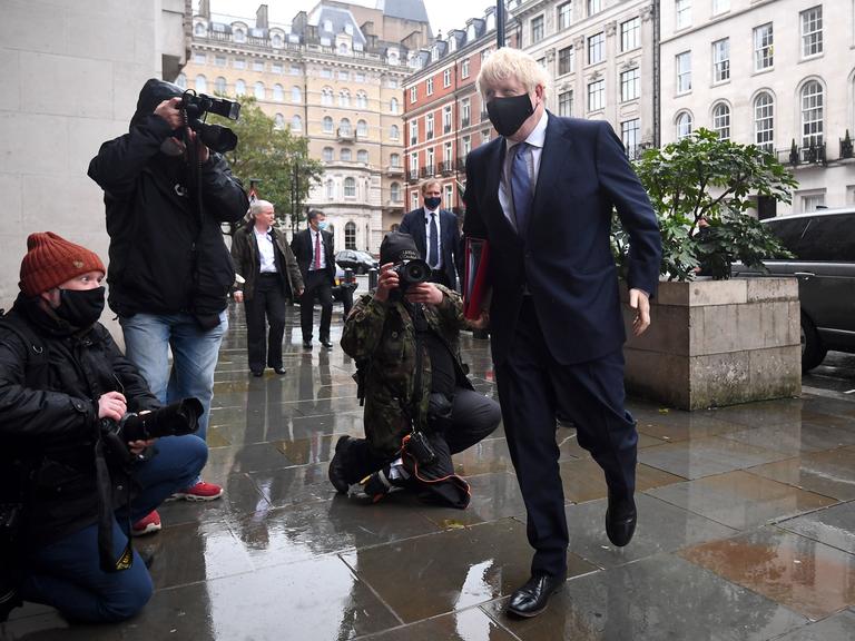 Der britische Premierminister Boris Johnson geht ins BBC-Funkhaus in London, umringt von Fotografen. 