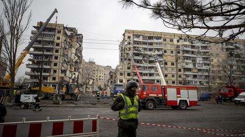 Außenansicht zweier Wohnhäuser, die durch russische Raketenangriffe in Teilen zerstört wurden