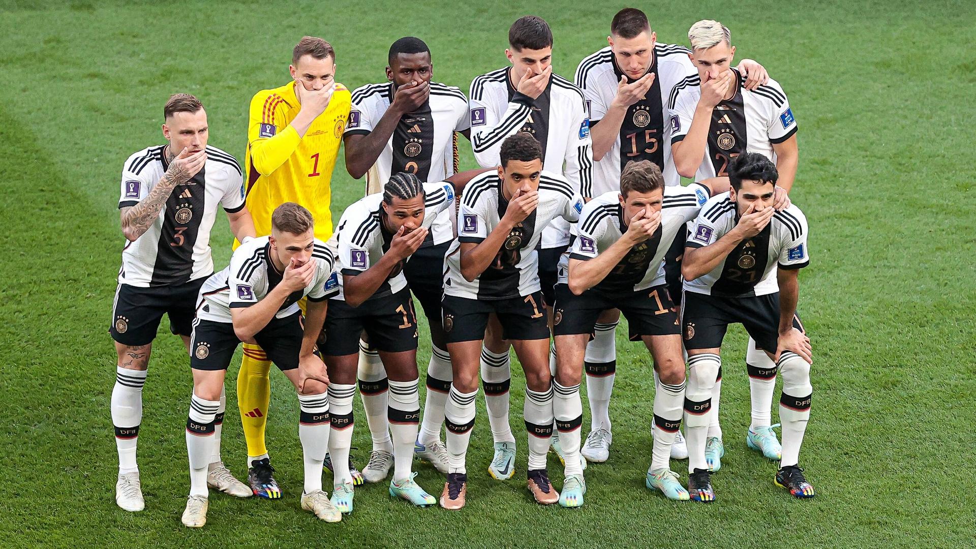 Die Spieler der deutschen Fußballnationalmannschaft stellen sich zum Foto auf und halten sich die Hand vor den Mund. Die Spieler der deutschen Fußballnationalmannschaft stellen sich zum Foto auf und halten sich die Hand vor den Mund.