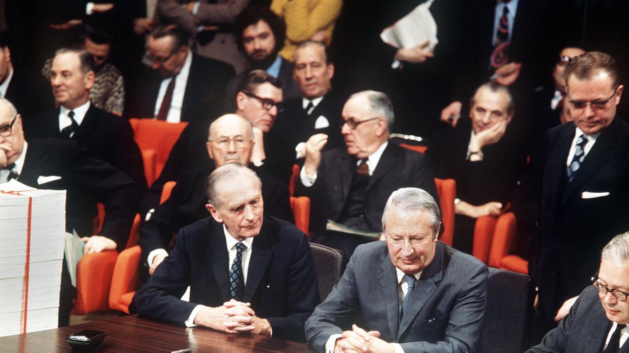 Der britische Premierminister Edward Heath (Mitte) am 22. Januar 197 2 in Brüssel nach seiner historischen Unterzeichnung des Vertrages über Großbritanniens Beitritt zur Europäischen Wirtschaftsgemeinschaft Der britische Premierminister Edward Heath (Mitte) am 22. Januar 197 2 in Brüssel nach seiner historischen Unterzeichnung des Vertrages über Großbritanniens Beitritt zur Europäischen Wirtschaftsgemeinschaft