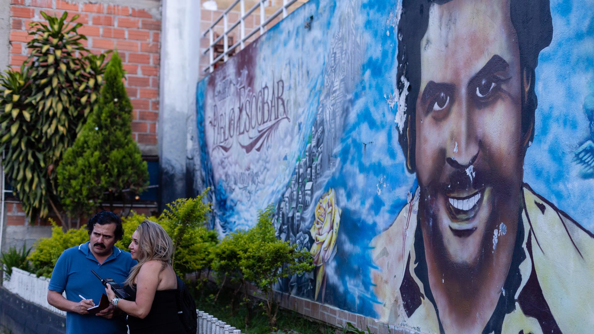 Ein Graffiti zeigt den Drogenboss Pablo Escobar auf einer Hauswand in Medellin, Kolumbien Ein Graffiti zeigt den Drogenboss Pablo Escobar auf einer Hauswand in Medellin, Kolumbien