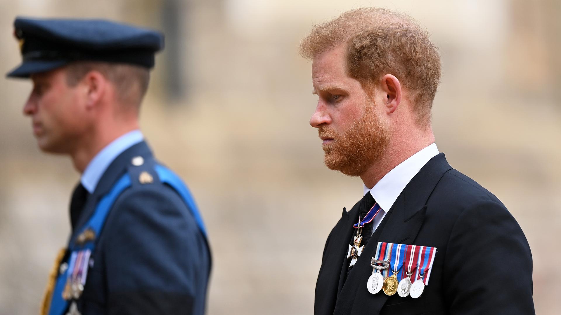 Prince William, Prince of Wales und Prince Harry, Duke of Sussex bei der Beerdigung von Queen Elizabeth II am 19. September 2022 in Windsor, England. Prince William, Prince of Wales und Prince Harry, Duke of Sussex bei der Beerdigung von Queen Elizabeth II am 19. September 2022 in Windsor, England.
