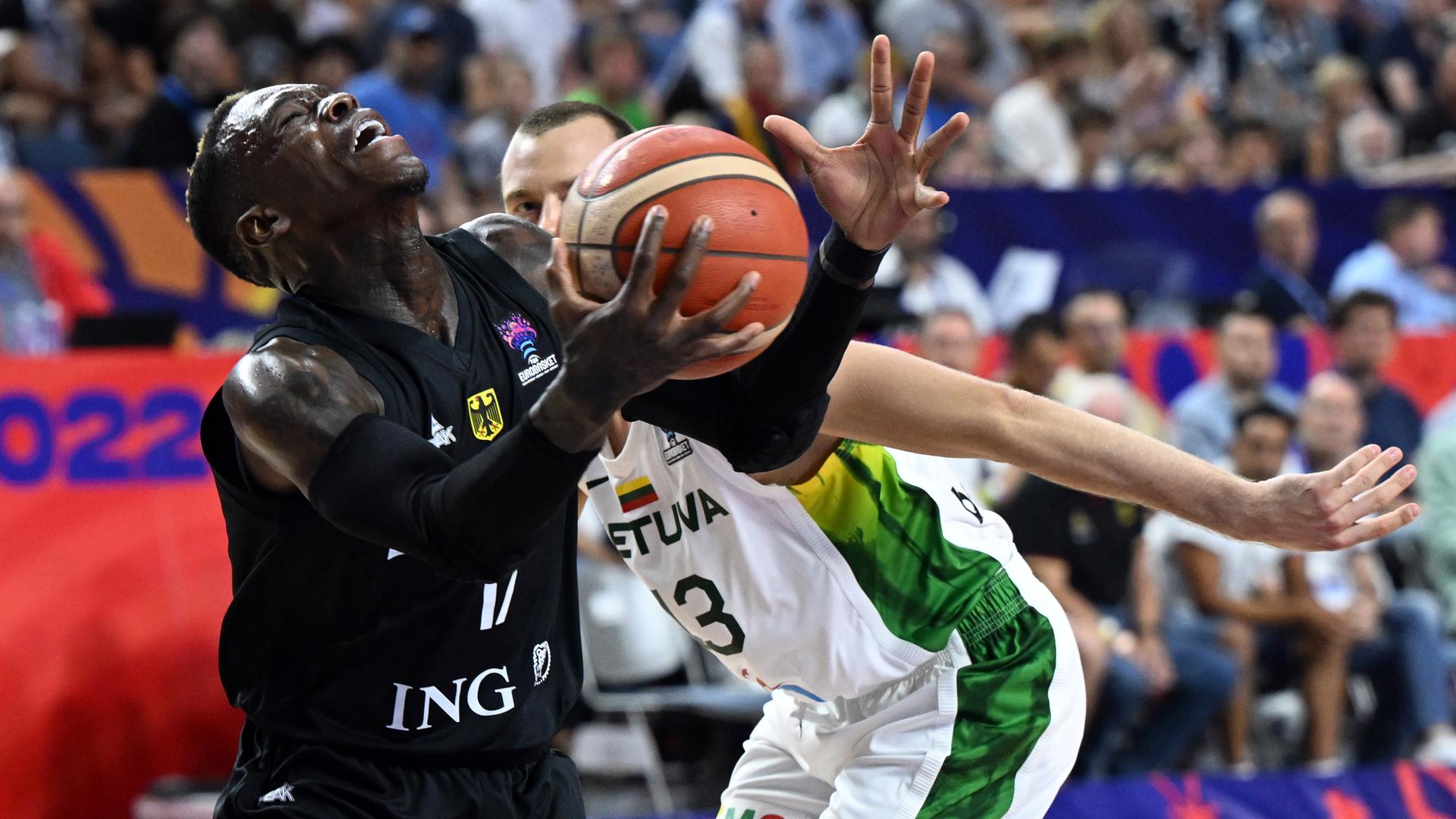 Dennis Schröder und Lukas Lekavicius aus Litauen kämpfen um den Ball. Dennis Schröder und Lukas Lekavicius aus Litauen kämpfen um den Ball.