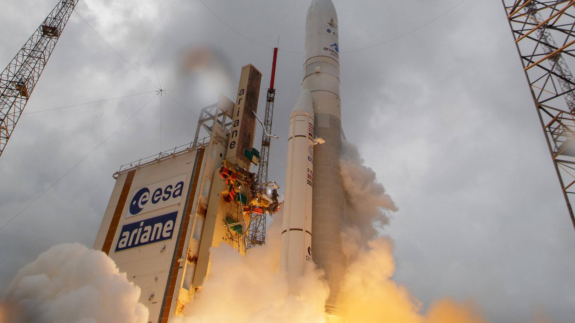 Die Ariane 5 startet mit dem James Webb-Weltraumteleskop an Bord Die Ariane 5 startet mit dem James Webb-Weltraumteleskop an Bord