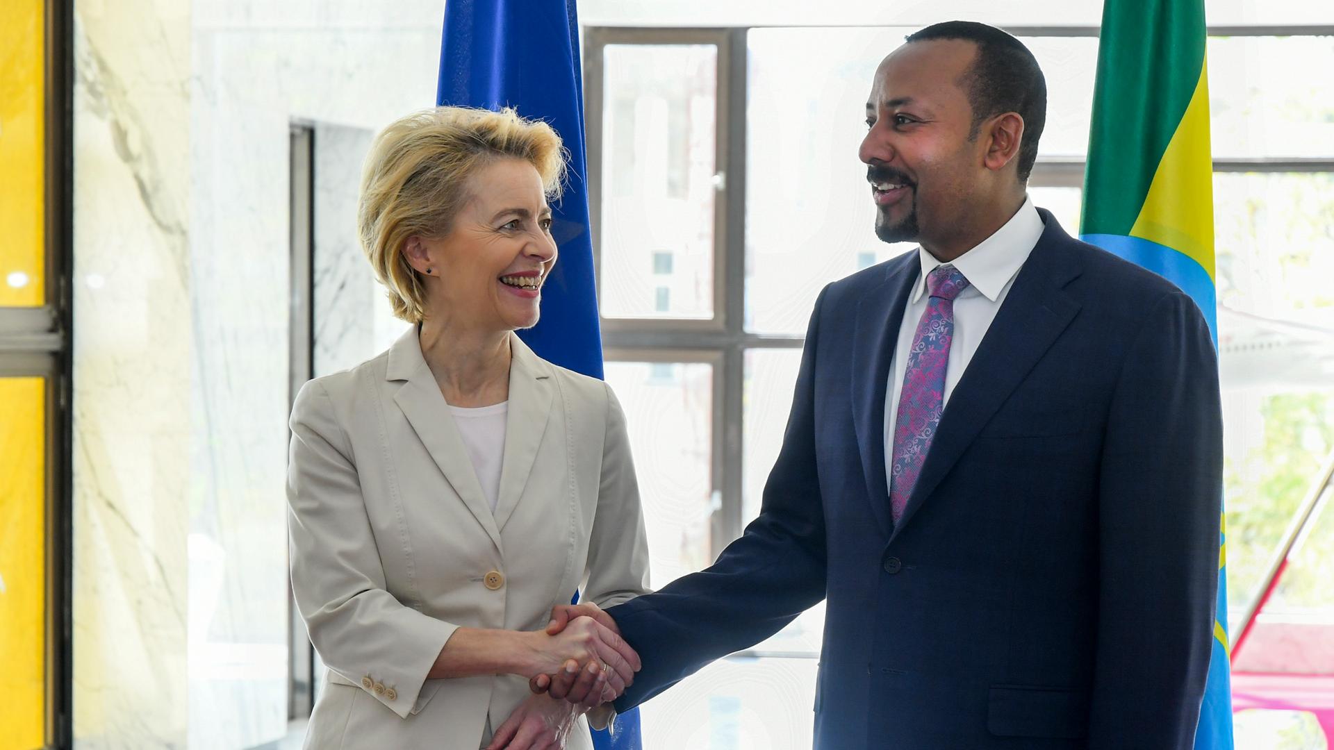 Die neu gewählte Präsidentin der Europäischen Kommission Ursula von der Leyen (links) trifft sich am Samstag, 7. Dezember 2019, mit dem äthiopischen Friedensnobelpreisträger Abiy Ahmed (rechts) im Büro des Premierministers in der Hauptstadt Addis Abeba, Äthiopien. Die neu gewählte Präsidentin der Europäischen Kommission Ursula von der Leyen (links) trifft sich am Samstag, 7. Dezember 2019, mit dem äthiopischen Friedensnobelpreisträger Abiy Ahmed (rechts) im Büro des Premierministers in der Hauptstadt Addis Abeba, Äthiopien.