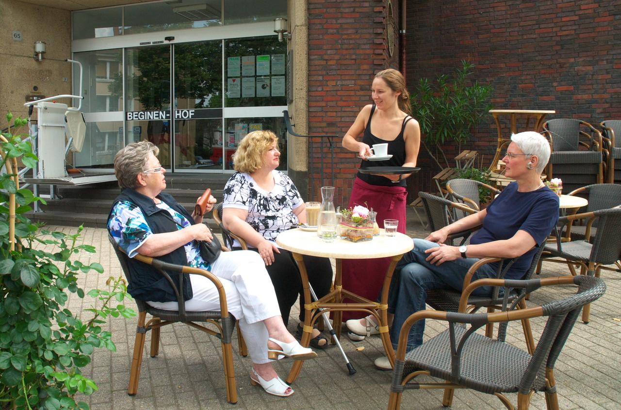 Bewohnerinnen des Beginenhofs im Cafe. Bewohnerinnen des Beginenhofs im Cafe.