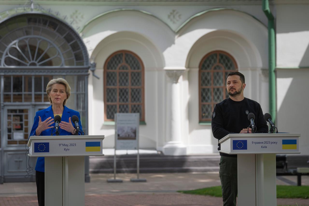 Ukraine, Kiew: EU-Kommissionspräsidentin von der Leyen und der ukrainische Präsindent Slkenskyj stehen jeweils hinter einem weißen Rednerpult. 
