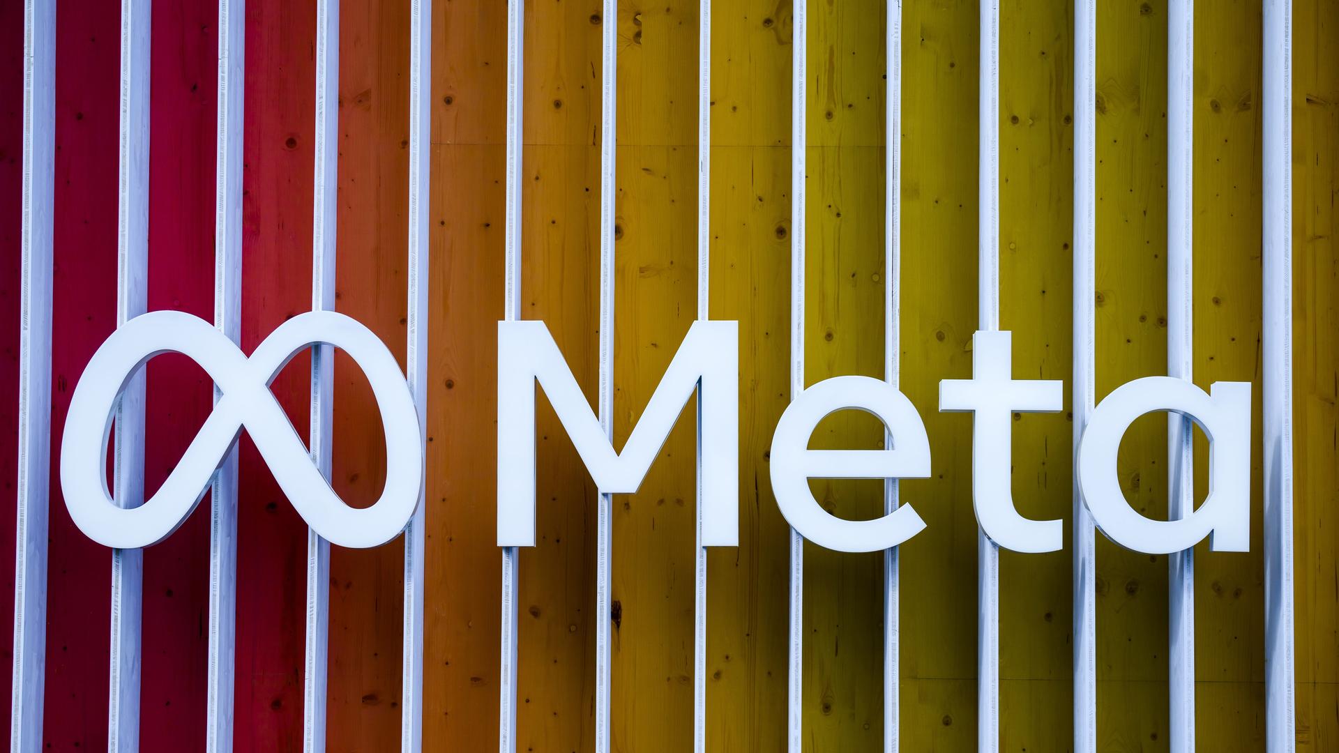 Das Logo von Meta an einer Hauswand. Das Logo von Meta an einer Hauswand.