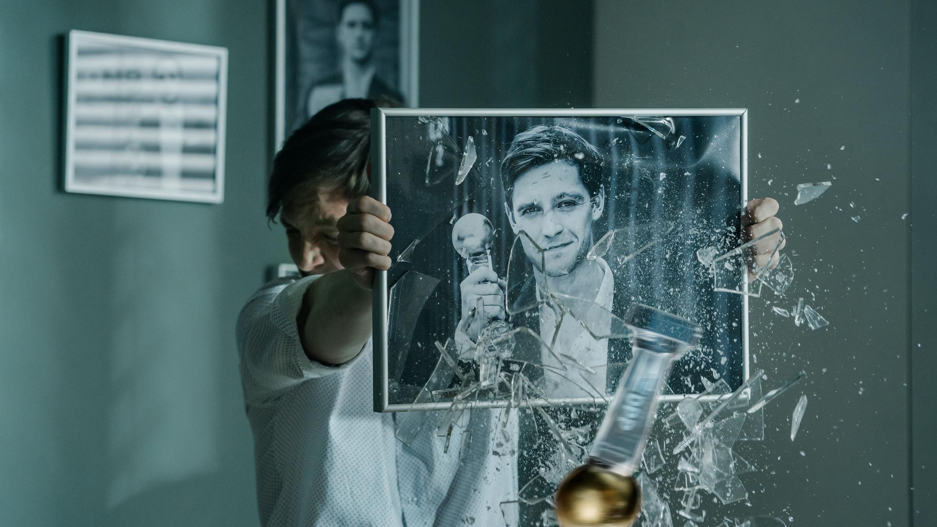 Kraftvolle Szene: Die Figur des Claas Relotius zerschlägt im Film Tausend Zeilen sein Spiegelbild. Kraftvolle Szene: Die Figur des Claas Relotius zerschlägt im Film Tausend Zeilen sein Spiegelbild.