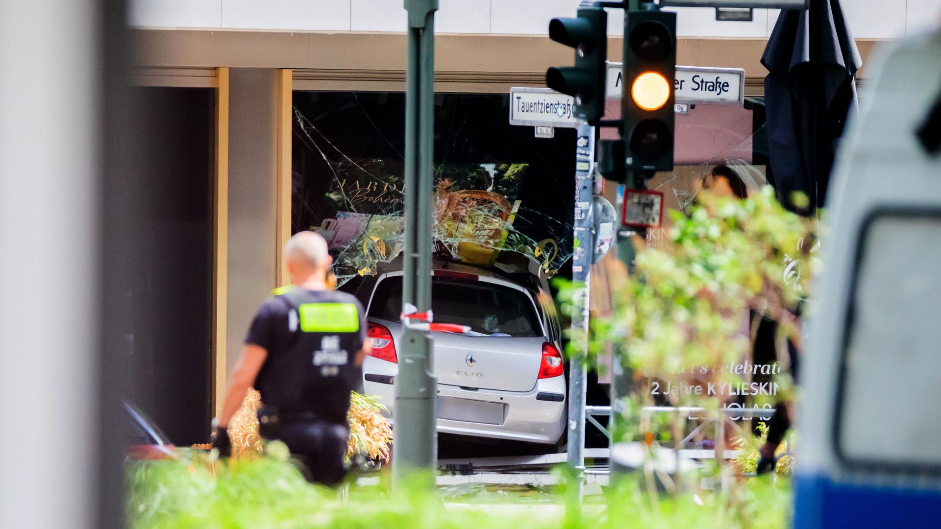 Das Auto steht im Schau-Fenster von einem Geschäft. Das Auto steht im Schau-Fenster von einem Geschäft.