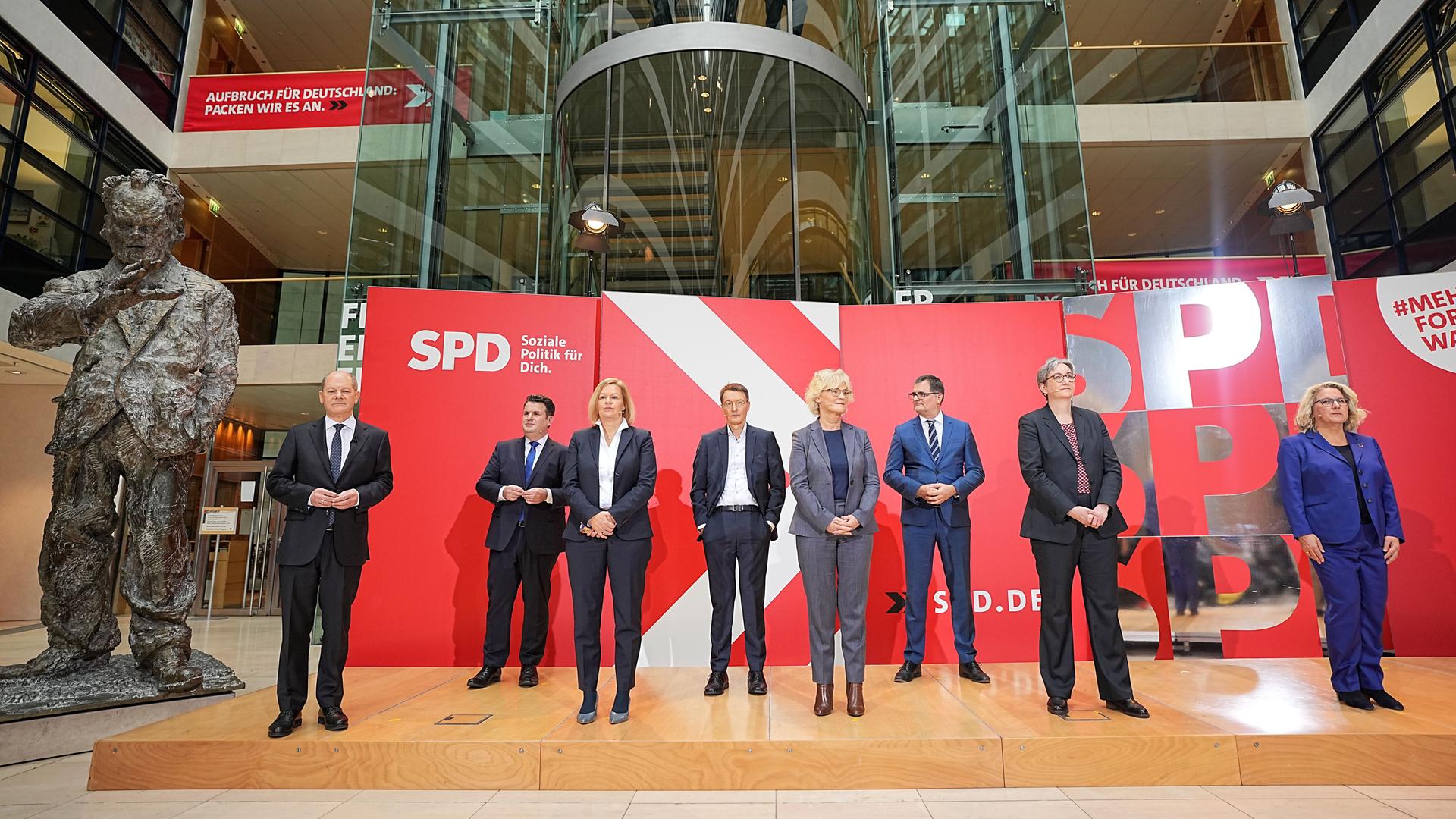 Die neuen Ministerinnen und Minister der SPD stehen auf der Bühne. Die neuen Ministerinnen und Minister der SPD stehen auf der Bühne.