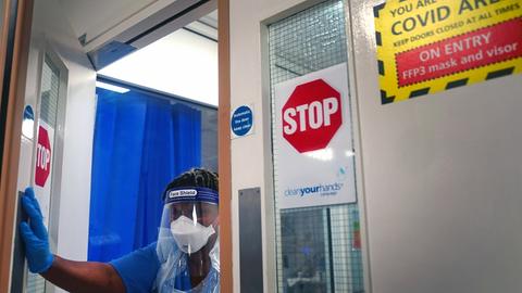 Ein Mitarbeiter im Gesundheitswesen geht durch eine Station für Corona-Patienten im King's College Hospital in London. 