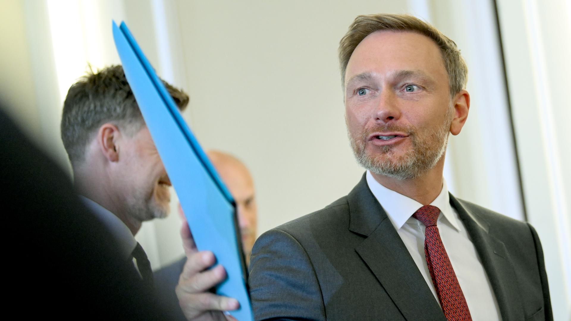 Steuerschätzer gehen davon aus, dass Bund, Länder und Kommunen in diesem Jahr sogar 40,4 Milliarden Euro mehr einnehmen werden als noch im November erwartet - Bundesfinanzminister Christian Lindner (FDP) will die Folgen einer Kalten Progession aber abmindern Steuerschätzer gehen davon aus, dass Bund, Länder und Kommunen in diesem Jahr sogar 40,4 Milliarden Euro mehr einnehmen werden als noch im November erwartet - Bundesfinanzminister Christian Lindner (FDP) will die Folgen einer Kalten Progession aber abmindern
