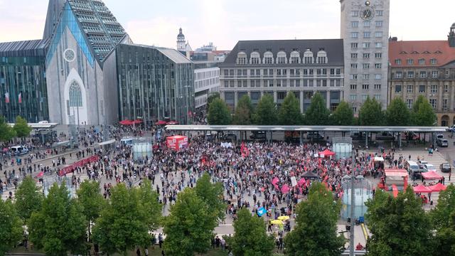 Sachsen, Leipzig: Teilnehmer einer Demonstration der Partei "Die Linke" versammeln sich auf dem Augustusplatz unter dem Motto "Preise runter - Energie und Essen müssen bezahlbar sein" 