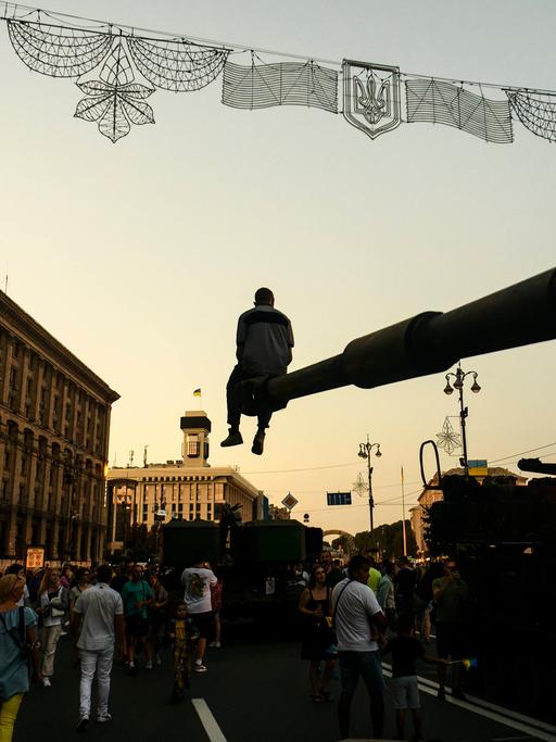 Besucherinnen und Besucher und ausgestelltes, zerstörtes, russisches Kriegsgerät in Kiew, aufgenommen im August 2022
