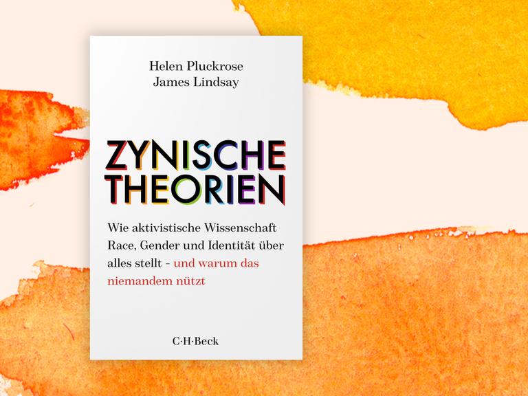 Das Cover des Buchs "Zynische Theorien" von Helen Pluckrose und James Lindsay vor einem Hintergrund mit orange aquarellierten Fabflächen. Der Buchumschlag zeigt den Titel in schwarzen Lettern auf weißem Grund, hinterlegt mit Regenbogenfarben.