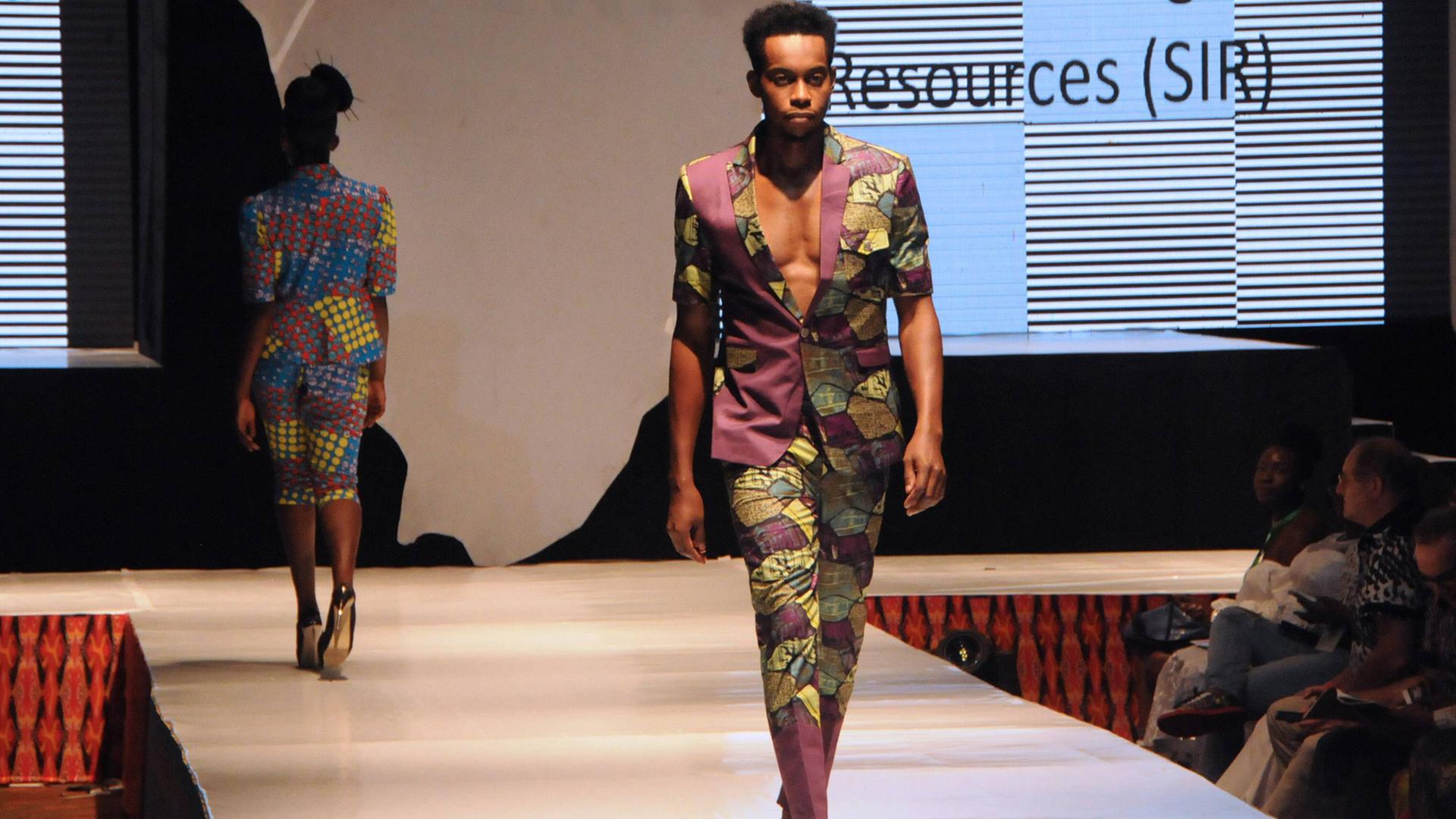 Die Lagos Fashion Week im Jahr 2016. Zu sehen: Ein modisch gekleideter junger Mann geht über den Laufsteg. Die Lagos Fashion Week im Jahr 2016. Zu sehen: Ein modisch gekleideter junger Mann geht über den Laufsteg.