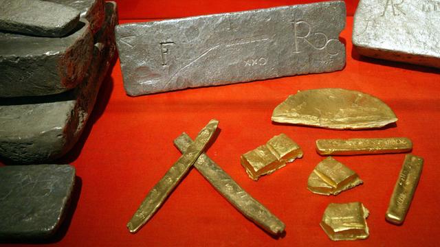 Silberstücke und Gold-Fingerbalken, die vor Key West aus dem 400 Jahre alten Wrack der spanischen Galeone Nuestra Señora de Atocha geborgen wurden
