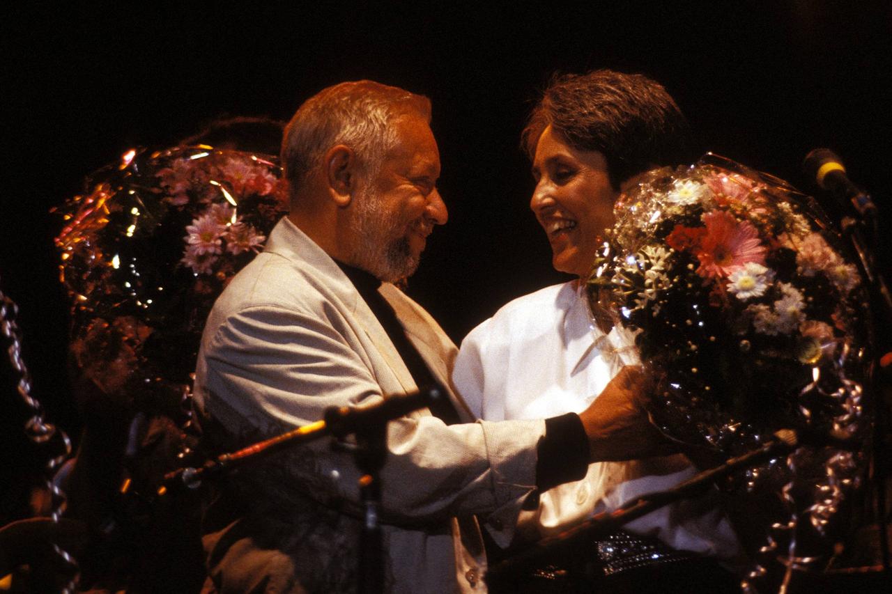 Horst Lippmann (li.,/GER Geschäftsführer Agentur LIPPMANN+RAU) überreicht der Sängerin Joan Baez (re.,/USA) einen Blumenstrauß anlässlich eines Konzerts in Frankfurt Horst Lippmann (li.,/GER Geschäftsführer Agentur LIPPMANN+RAU) überreicht der Sängerin Joan Baez (re.,/USA) einen Blumenstrauß anlässlich eines Konzerts in Frankfurt