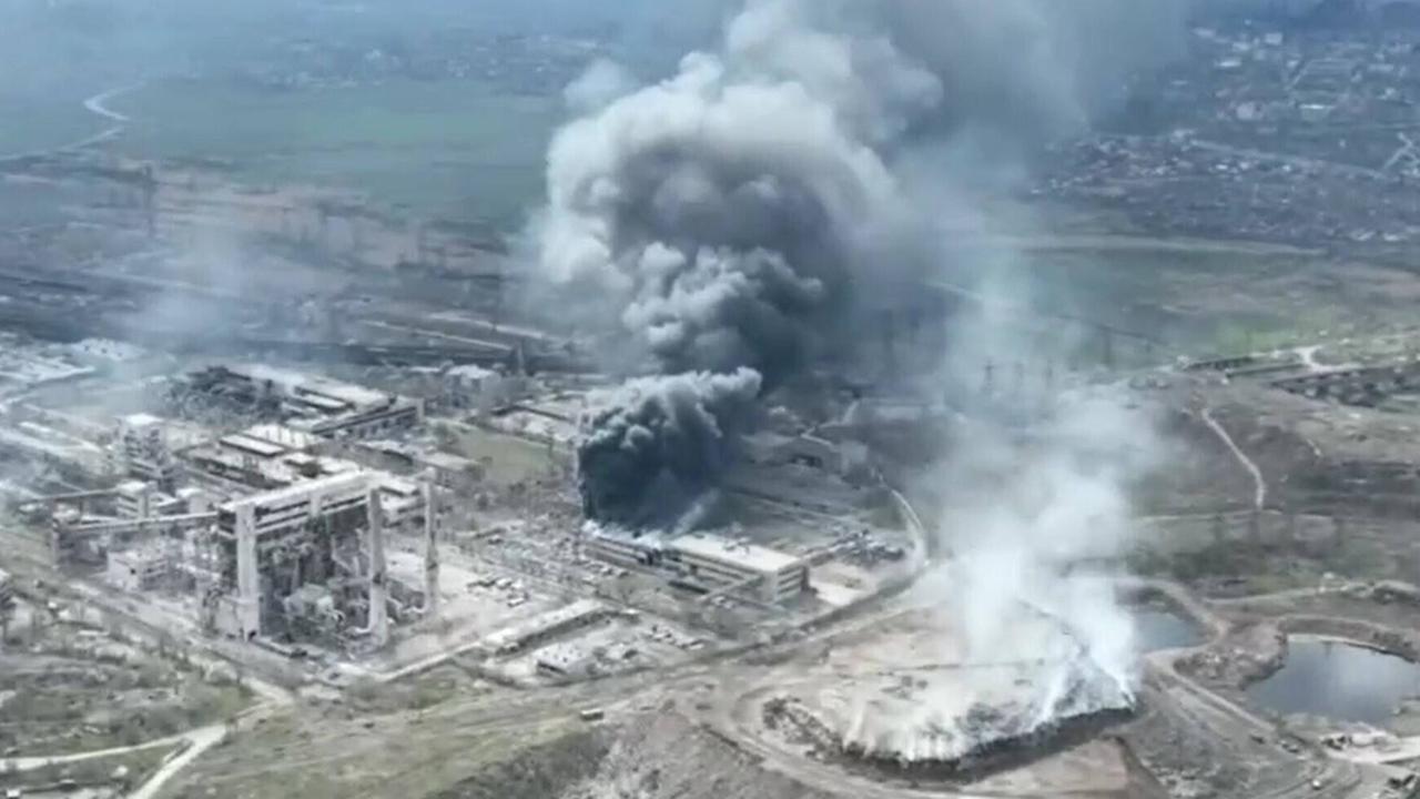 Rauch steigt auf über einer Stahlfabrik in Mariupol, in der sich ukrainische Soldaten verschanzt haben. (Foto vom 18.04.2022). Rauch steigt auf über einer Stahlfabrik in Mariupol, in der sich ukrainische Soldaten verschanzt haben. (Foto vom 18.04.2022).