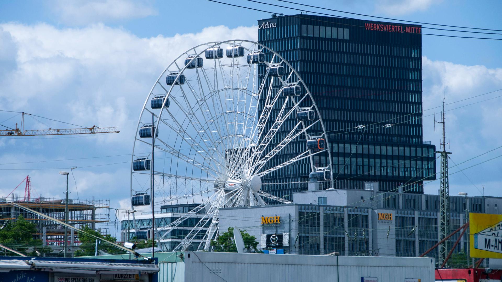 Wir sehen ein Riesenrad, das im Münchener Werksvierte steht. Wir sehen ein Riesenrad, das im Münchener Werksvierte steht.