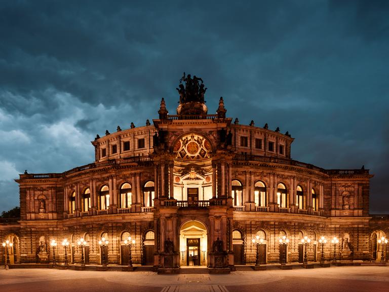 Die Semperoper in Dresden bei Nacht.