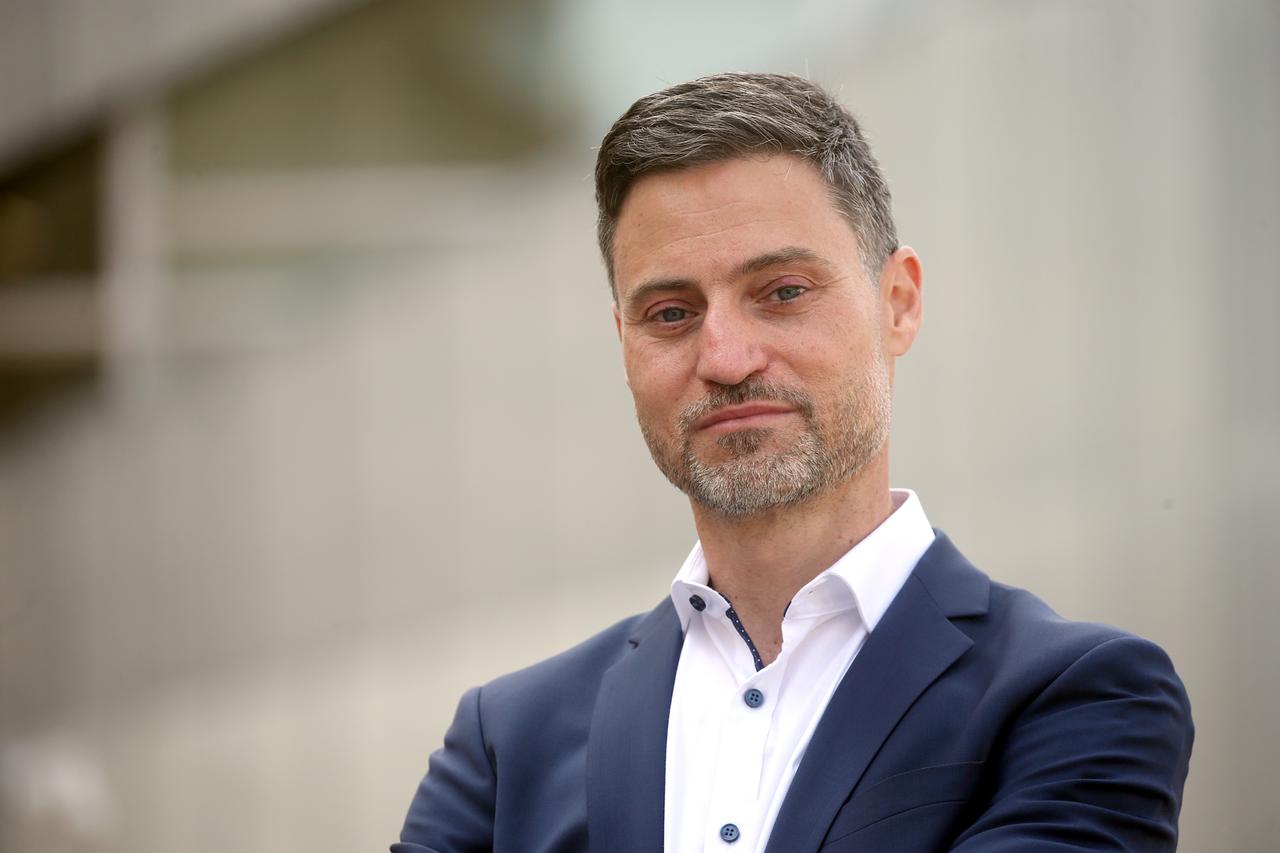Der Direktor der Bildungsstätte Anne Frank, Meron Mendel, bei einem Porträtermin: Er blickt in die Kamea und hat die Arme vor seinem Körper verschränkt. Er trägt ein blaues Sakko. Der Direktor der Bildungsstätte Anne Frank, Meron Mendel, bei einem Porträtermin: Er blickt in die Kamea und hat die Arme vor seinem Körper verschränkt. Er trägt ein blaues Sakko.