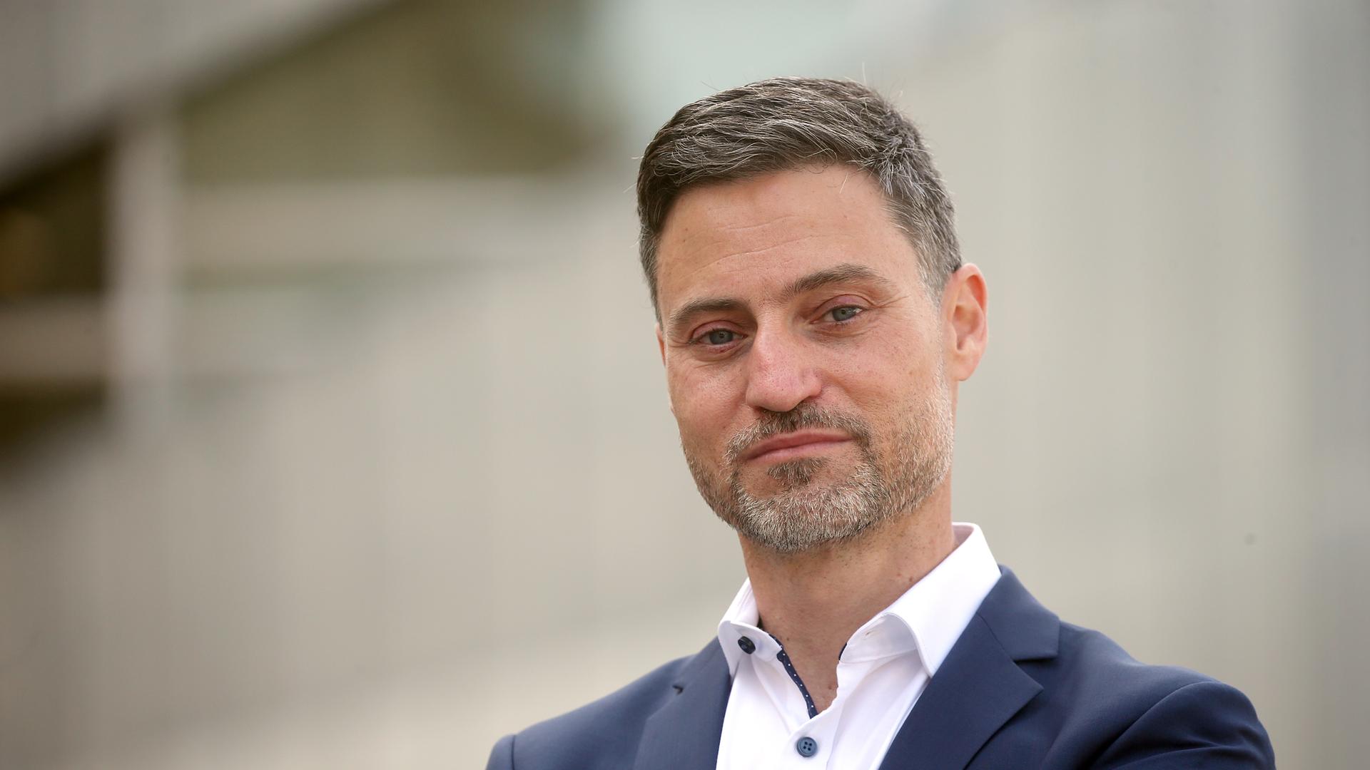 Der Direktor der Bildungsstätte Anne Frank, Meron Mendel, bei einem Porträtermin: Er blickt in die Kamea und hat die Arme vor seinem Körper verschränkt. Er trägt ein blaues Sakko. Der Direktor der Bildungsstätte Anne Frank, Meron Mendel, bei einem Porträtermin: Er blickt in die Kamea und hat die Arme vor seinem Körper verschränkt. Er trägt ein blaues Sakko.