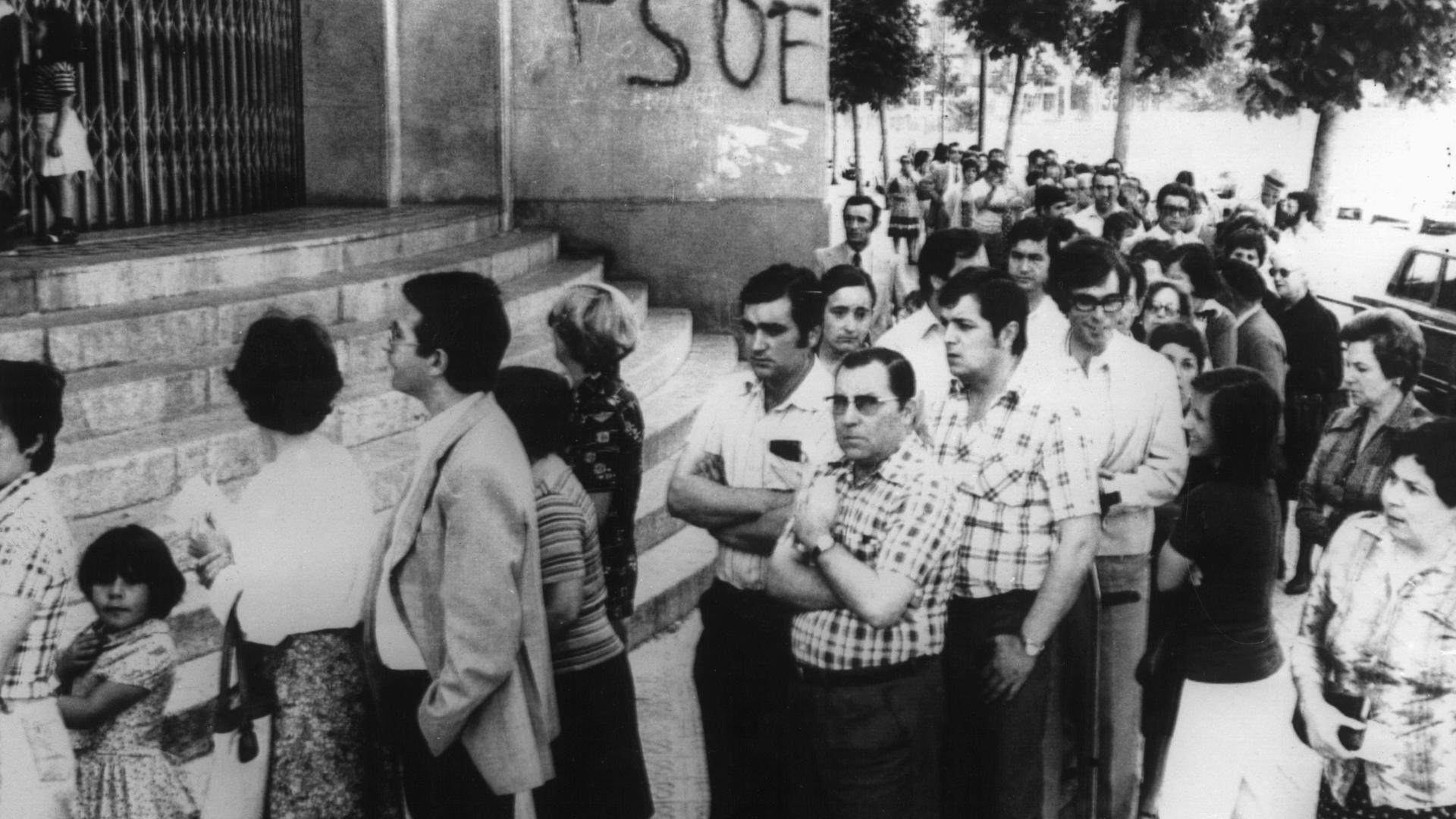 Eine lange Schlange bildete sich schon vor der Öffnung des Wahllokals in einem Arbeitervorort von Barcelona 1977. Eine lange Schlange bildete sich schon vor der Öffnung des Wahllokals in einem Arbeitervorort von Barcelona 1977.