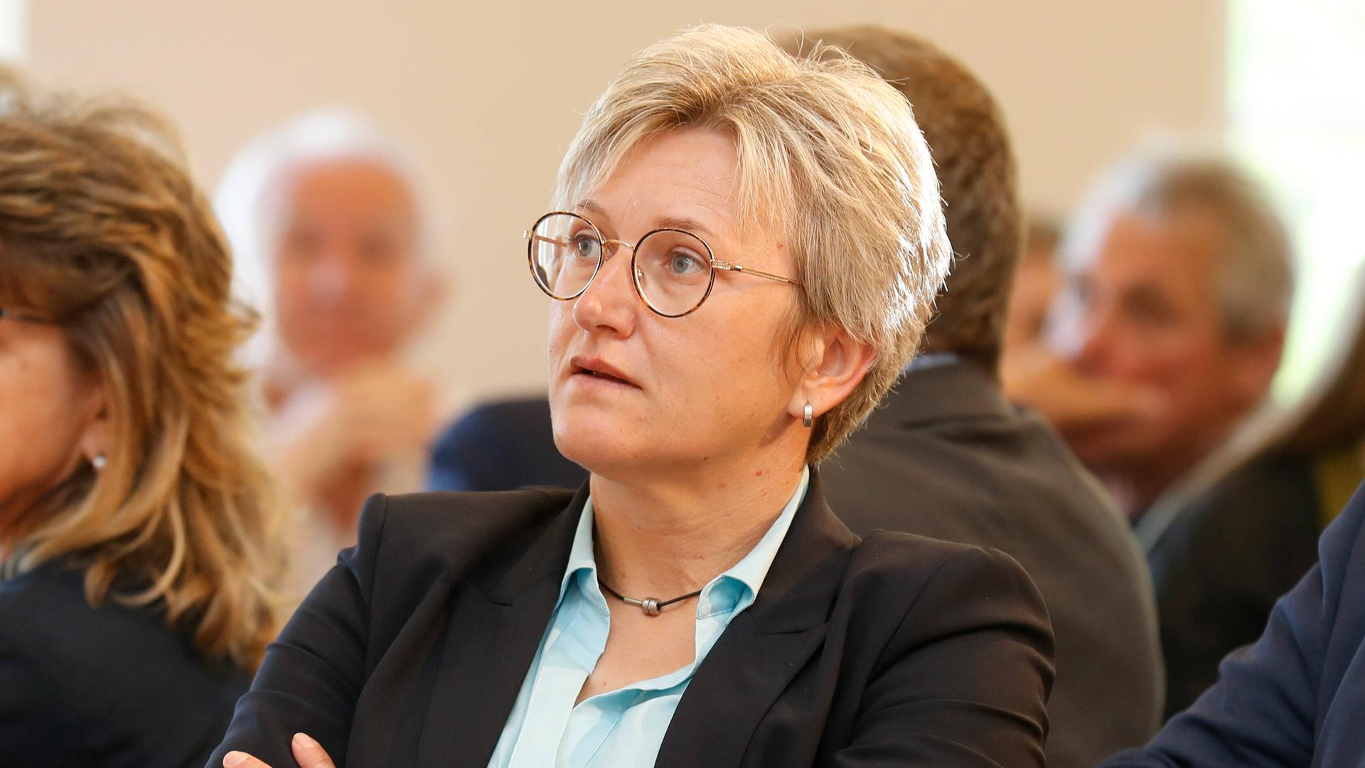 Silke Raml sitzt mit verschränkten Armen bei einem Kongress Silke Raml sitzt mit verschränkten Armen bei einem Kongress