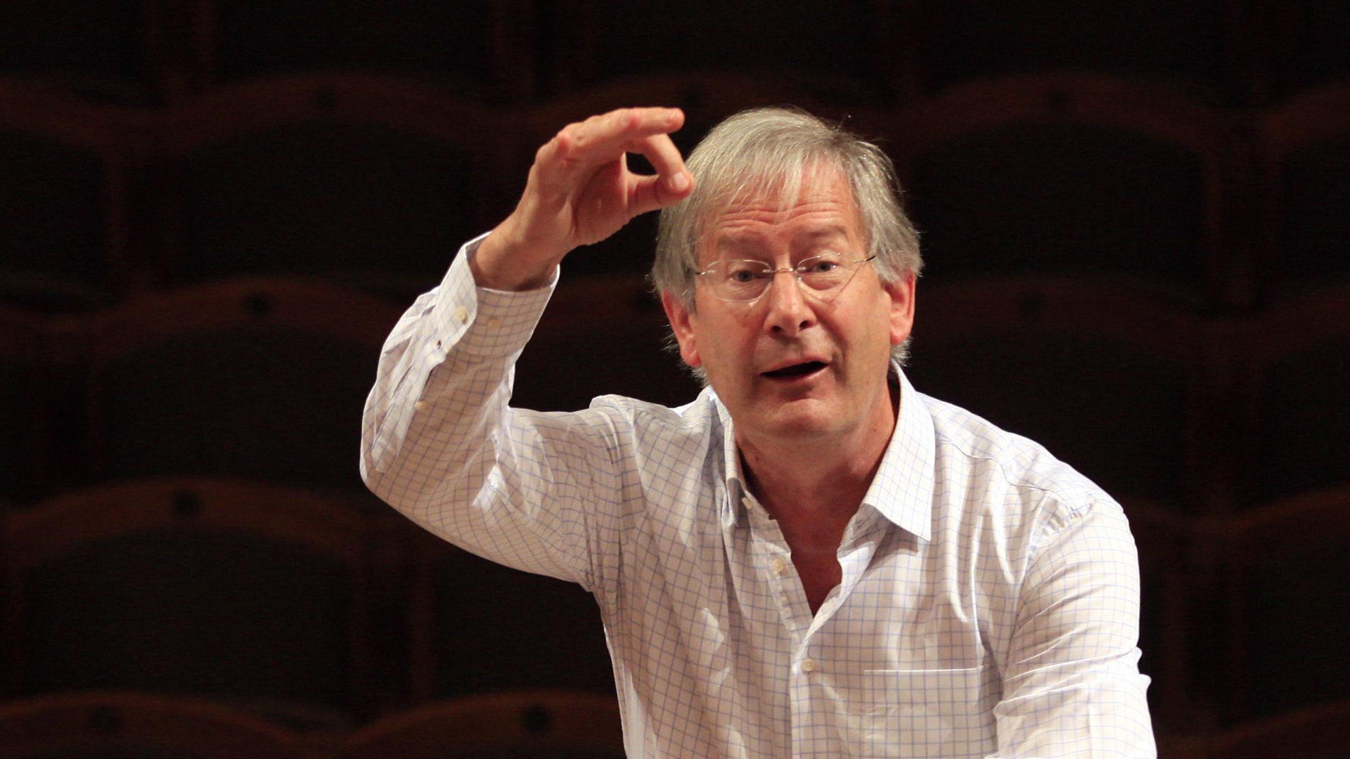 Der Dirigent Sir John Eliot Gardiner hebt die Arme zum Dirigat bei einer Probe. Der Dirigent Sir John Eliot Gardiner hebt die Arme zum Dirigat bei einer Probe.