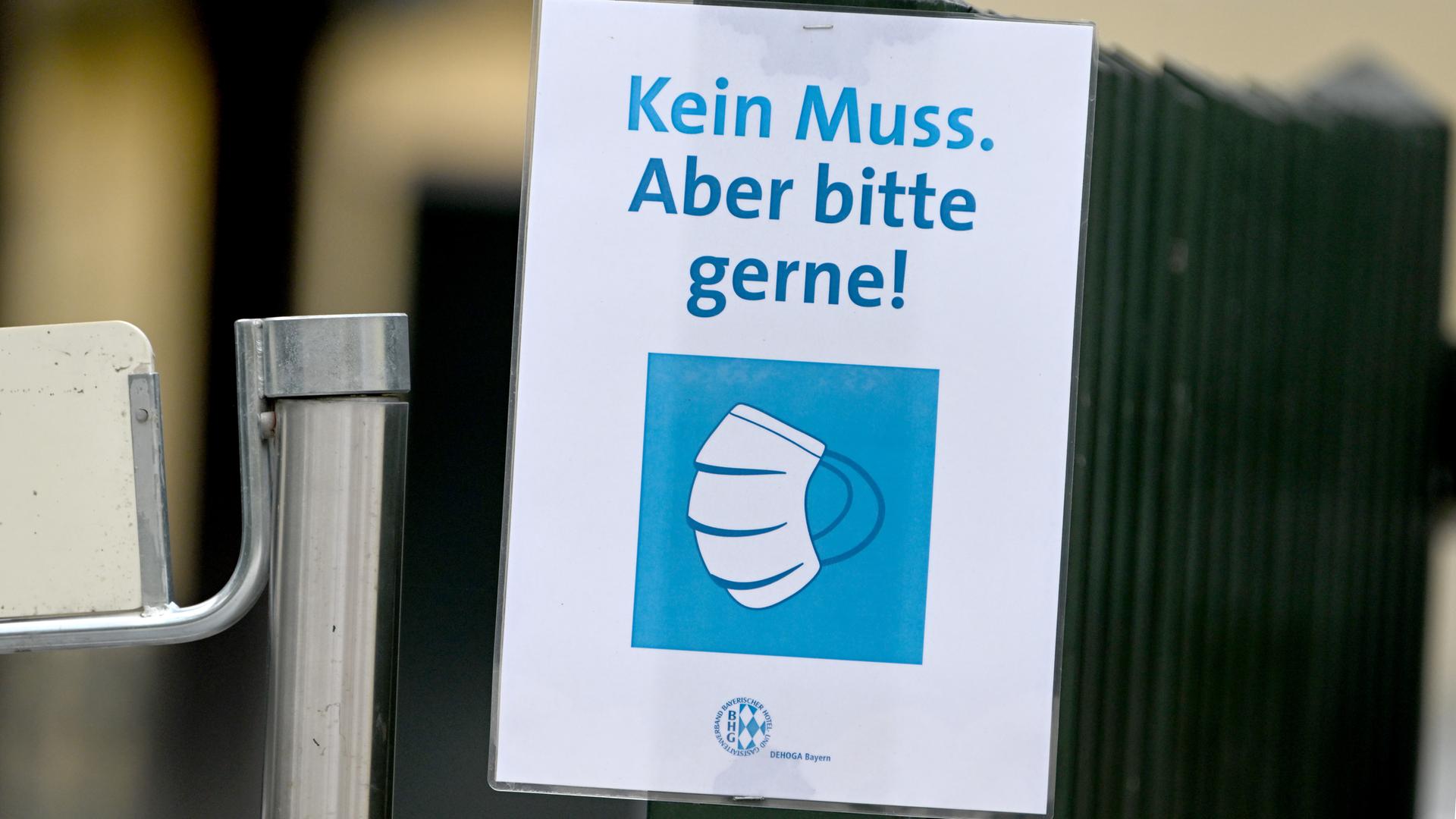 Das Foto zeigt ein Schild mit einer Maske und den Worten "Kein Muss. Aber bitte gerne!" Das Foto zeigt ein Schild mit einer Maske und den Worten "Kein Muss. Aber bitte gerne!"
