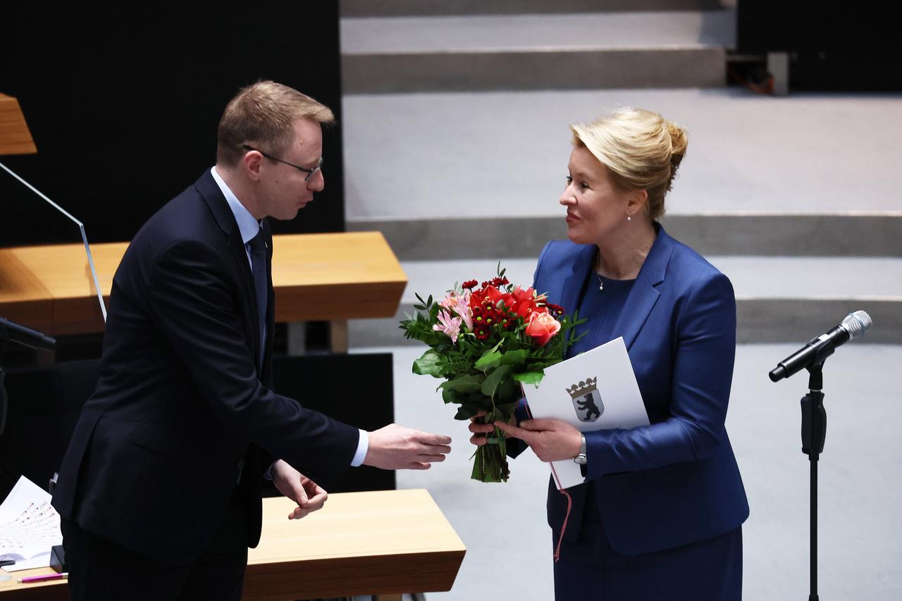 Der Präsident des Abgeordnenhauses, Buchner, gratuliert Franziska Giffey mit einem Blumenstrauß. Der Präsident des Abgeordnenhauses, Buchner, gratuliert Franziska Giffey mit einem Blumenstrauß.