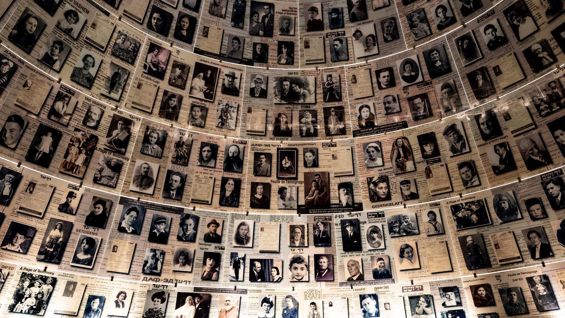 Die Halle der Namen in der Holocaust Gedenkstätte Yad Vashem, in der unzählige schwarz-weiß Fotos und Daten von Holocaust-Opfern dicht and dicht an der Wand befestigt sind Die Halle der Namen in der Holocaust Gedenkstätte Yad Vashem, in der unzählige schwarz-weiß Fotos und Daten von Holocaust-Opfern dicht and dicht an der Wand befestigt sind