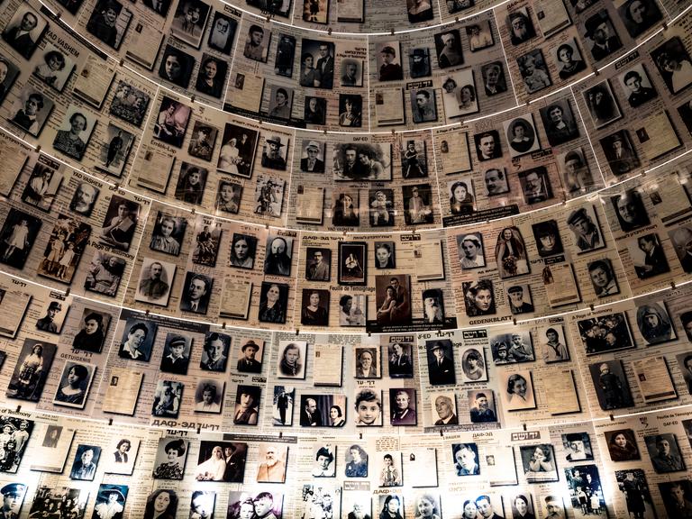 Die Halle der Namen in der Holocaust Gedenkstätte Yad Vashem, in der unzählige schwarz-weiß Fotos und Daten von Holocaust-Opfern dicht and dicht an der Wand befestigt sind