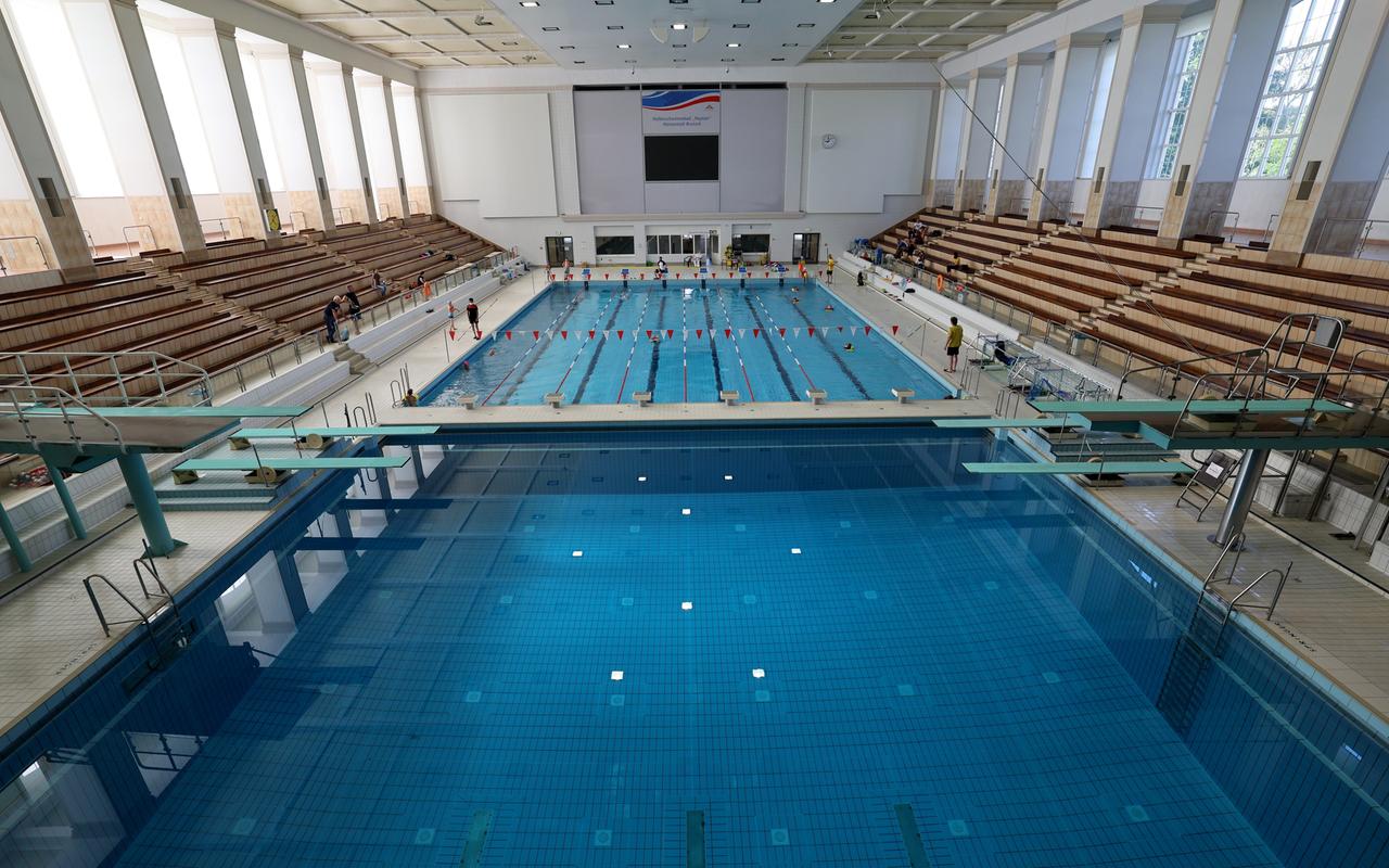 Um Energie zu sparen, könnte die Temperatur in kommunalen Schwimmbädern gesenkt werden. Um Energie zu sparen, könnte die Temperatur in kommunalen Schwimmbädern gesenkt werden.