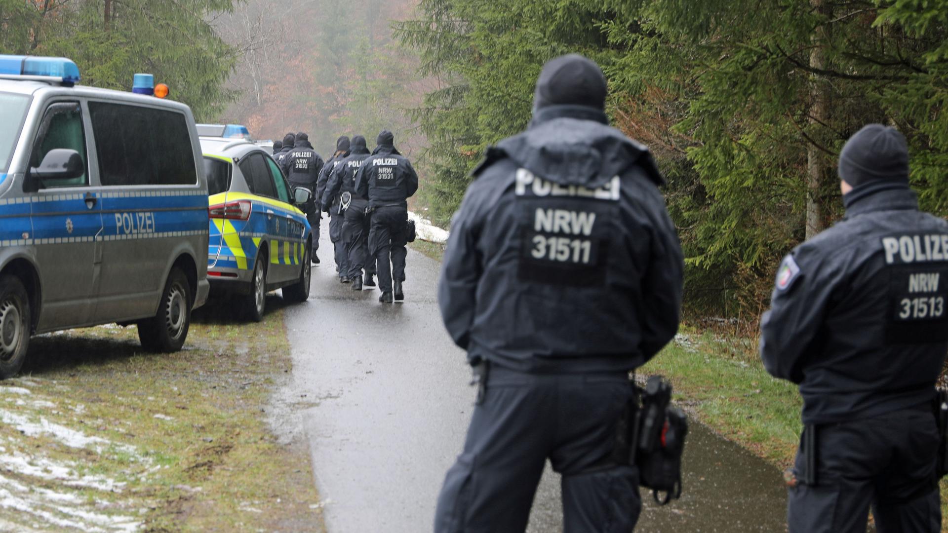 Nordrhein-Westfalen, Freudenberg: Polizisten stehen in der Nähe des Fundorts einer Leiche.