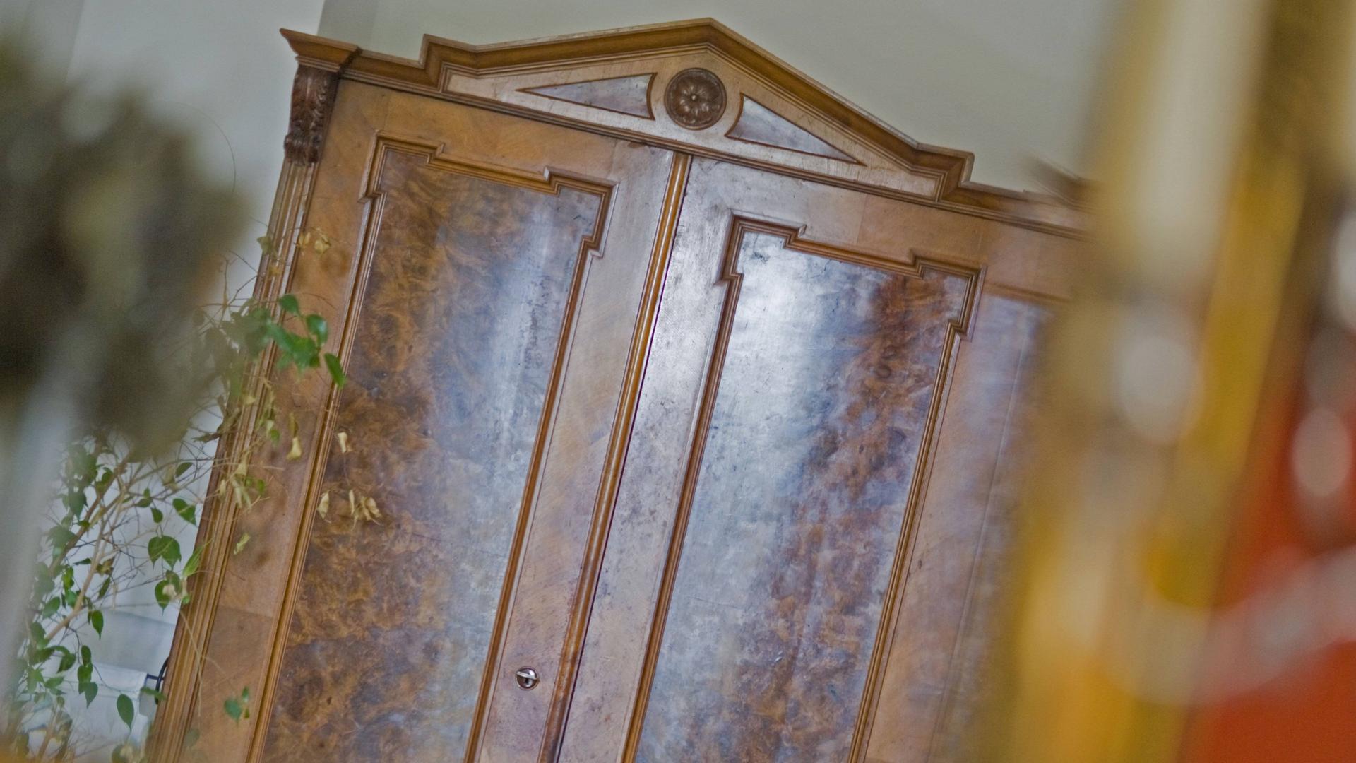 Antiker Schrank im Spiegel Antiker Schrank im Spiegel