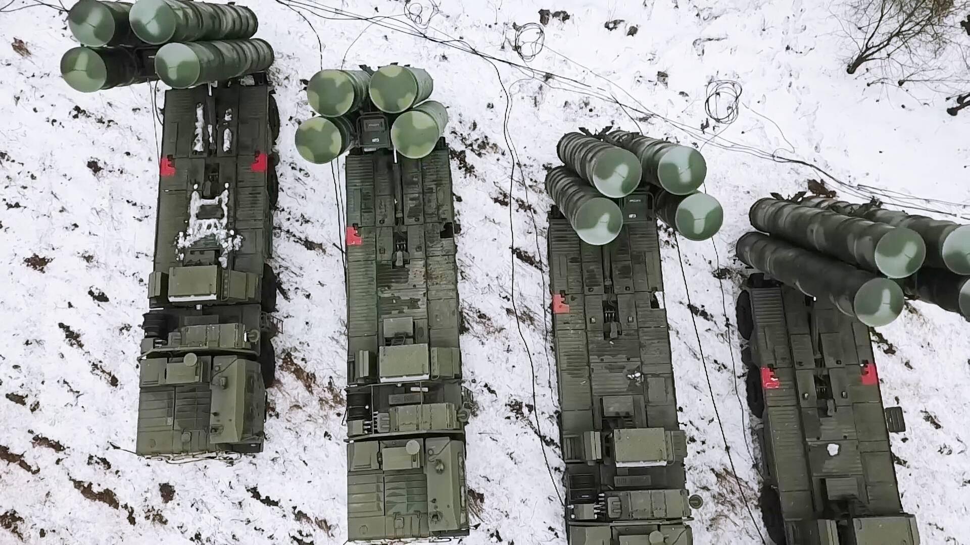 Abschussvorrichtungen des Flugabwehrraketen-Systems S-400 Triumph bei gemeinsamen Militärübungen von Belarus und Russland. Abschussvorrichtungen des Flugabwehrraketen-Systems S-400 Triumph bei gemeinsamen Militärübungen von Belarus und Russland.