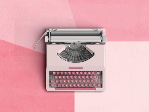 Eine von oben fotografierte rosa farbene Schreibmaschine auf pinkem Untergrund